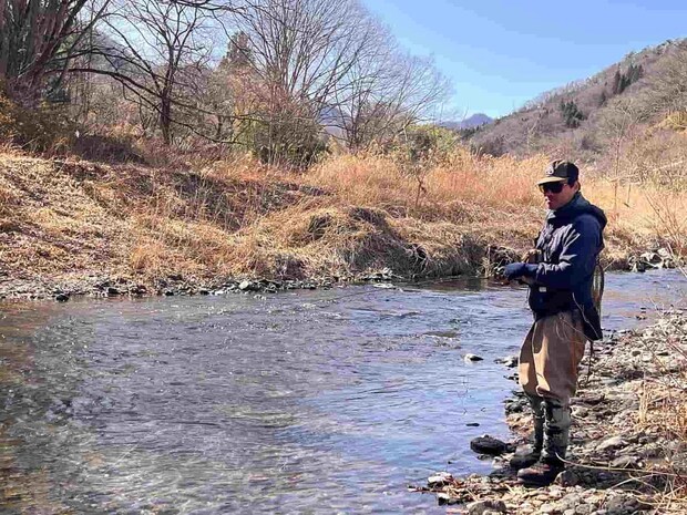 右岸際の深みへと確実なキャストでイワナ連発の友人。 &copy;釣りビジョン