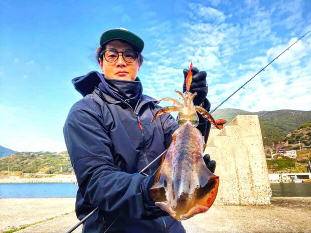 無事キャッチ。食べごろのサイズです。「OK来たよ！」と言っている余裕はありませんでした（笑）。 ©釣りビジョン