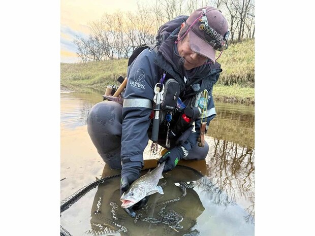 開始早々キャッチした48cmのイトウ。このクラスが釣れることは川が健全である証拠。メータークラスが釣れるのと同じくらい嬉しいらしい。 ©釣りビジョン