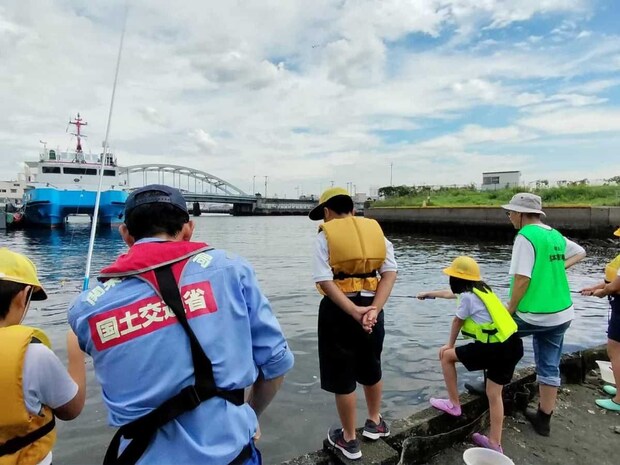 横浜市立幸ケ谷小学校4年生は潮騒の渚にて。