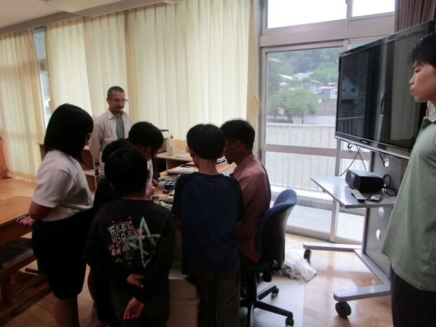 上野村立上野小学校5年生の座学の様子。