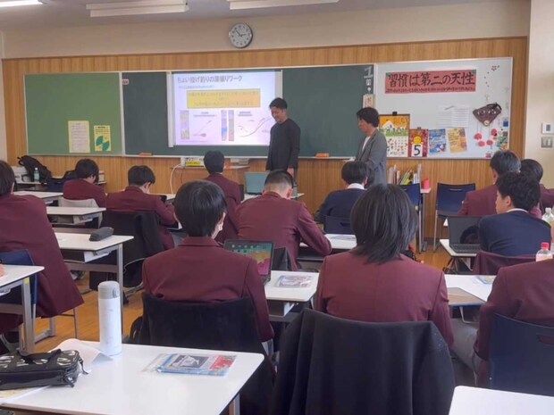 名古屋経済大学市邨高等学校のゼミでの座学。