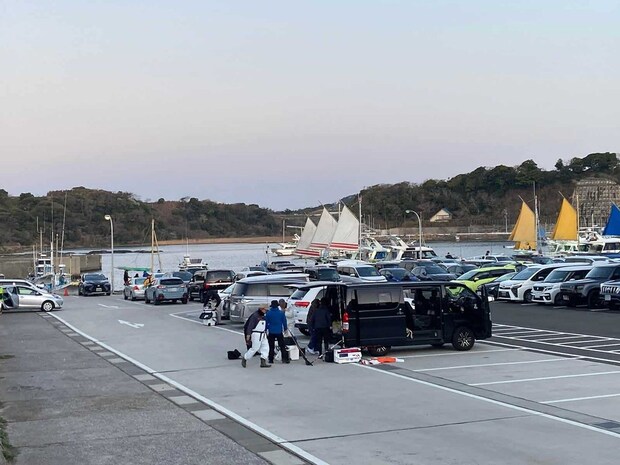 ゲートを入りすぐ左折、突き当たり右折、岩壁沿いに駐車した。 &copy;釣りビジョン
