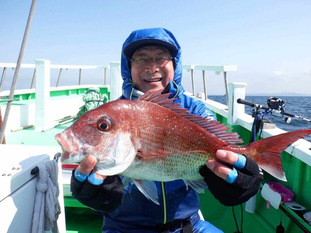 右舷ミヨシ、先程の船中1匹目の釣り人に2匹目！ &copy;釣りビジョン