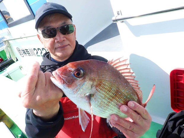 右舷トモ2番の釣り人に2匹目のマダイ！ &copy;釣りビジョン