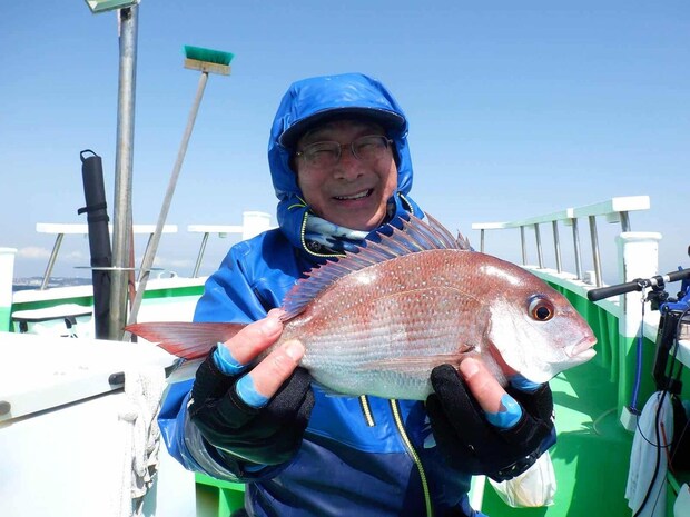 右舷ミヨシで5匹目！笑いが止まりません！ &copy;釣りビジョン
