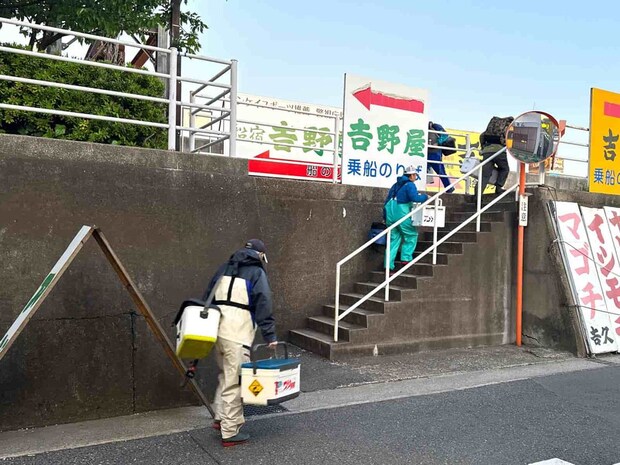 店前の土手の向こうに乗船場所がある。 ©釣りビジョン