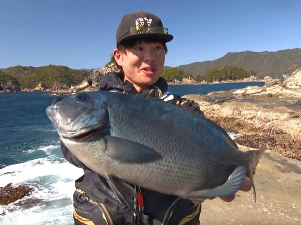 40cmオーバーのグレを手にする。