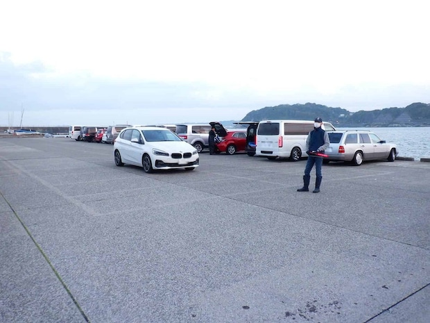 駐車場ではスタッフの指示に従って駐車する。 &copy;釣りビジョン
