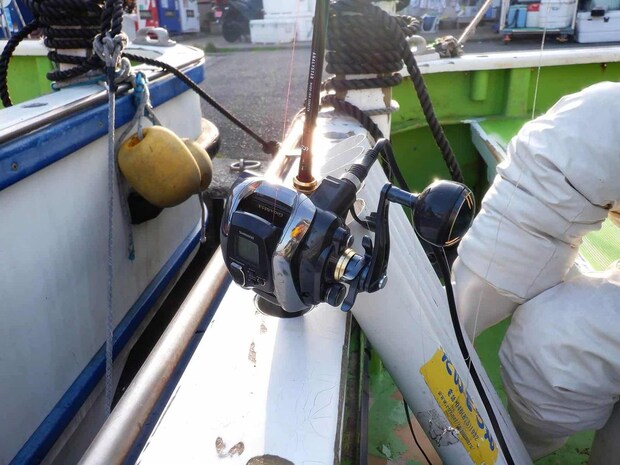 深い場所を狙うときは小型電動リールも有効だ。 ©釣りビジョン