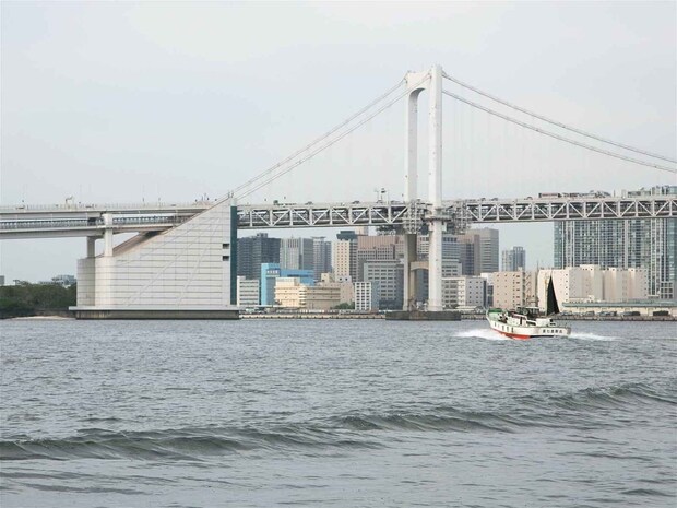 レインボーブリッジを越えて東京湾へ。 ©釣りビジョン