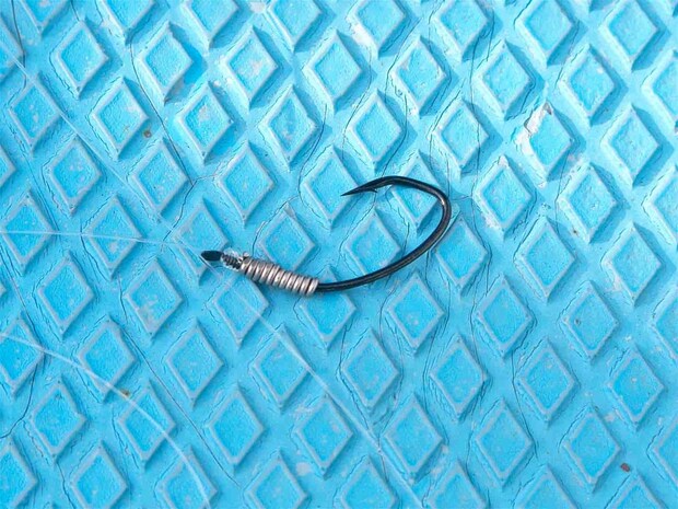 エビの安定、回転防止にチモトへ糸オモリ。 &copy;釣りビジョン