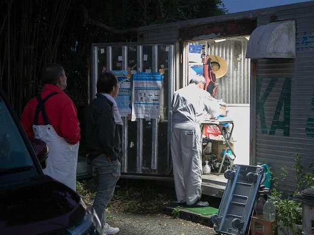 洲崎港に入るとすぐ目に入る船宿。 &copy;釣りビジョン