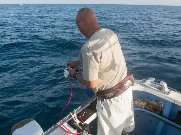 強い引きをいなしながら浮上させる。 &copy;釣りビジョン