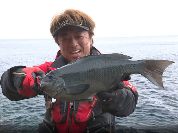 終盤に良型のクチブトグレを仕留めた平和卓也。&copy;釣りビジョン