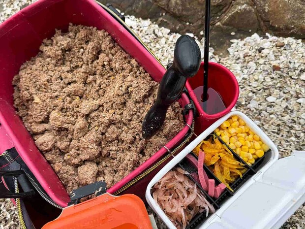 撒き餌は遠投を重視した仕上がりとする。 ©釣りビジョン