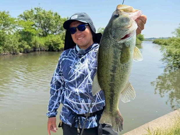狙い通りキッカーフィッシュをキャッチする江口俊介。この霞ケ浦水系は、TOP50やバサーオールスタークラシックなど昔から相性が良いそうだ。 &copy;釣りビジョン