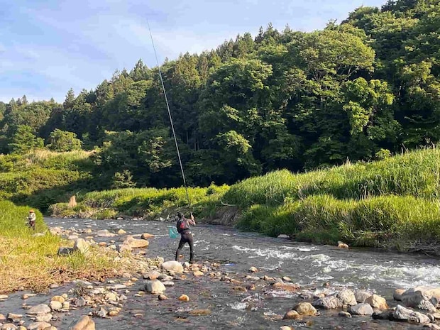 合流した友人も瀬でヒット！この頃になると同じポイントで釣り返しが効き、連チャンした。 &copy;釣りビジョン