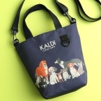 カルディ「いぬの日おさんぽバッグ」17種類の犬を描いたバッグ･マナーポーチ･菓子などをセットに、抽選申込みは10月15日まで