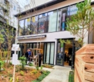 大宮駅東口に「ムスブルミネ」オープン、食がテーマの木造2階建て商業施設