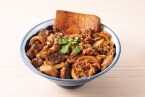 牛丼と肉めしを一度に味わえる「牛丼肉めし」販売中　肉量「1.5倍」サイズも【肉めし岡もと】