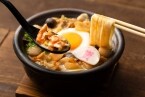 【期間限定】資さんうどんの「豚汁鍋うどん」が“鍋仕様”で進化、「旨辛豚汁鍋うどん」も発売