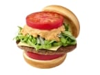 モスバーガーから“赤い”ハンバーガー2種が登場　「熊本県産トマト」で国産牛パティを豪快に挟んだ