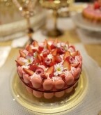 【苺スイーツ約20種が登場】マリー・アントワネットの世界観を再現　ヒルトン大阪で苺づくしのスイーツビュッフェ開催