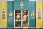 サントリー食品、東京・原宿で“忖度禁止カフェ”をオープン、「クラフトボス 甘くないイタリアーノ」の“本音検証”