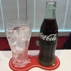 日本コカ・コーラ、瓶コークで外食の体験価値向上へ 重点エリアを全国10か所に拡大