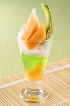 【夢庵】『国産赤肉メロンデザート』を販売開始、メロンをまるっと半玉使ったサンデーなど