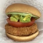 モスバーガー、初夏限定の「海老バーガー」2種発売 アボカド×バジルの海老カツとエビフライバーガーが登場
