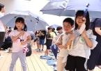 サントリーBF、小学校で「こども気温 教室」水分補給に日傘・冷却タオルも