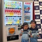 業界初「ガチャガチャ付き自販機」導入 親子との新たな接点創出へ、「ムテキッズ」認知拡大狙う/キリンビバレッジ