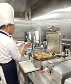 ケンタッキー、全国1400店で生肉から一本一本調理 カーネルも認めた「日本のチキン」支える現場
