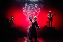 ロザムンド・パイクが子育てに奮闘する判事を熱演　NTLive『インター・エイリア』