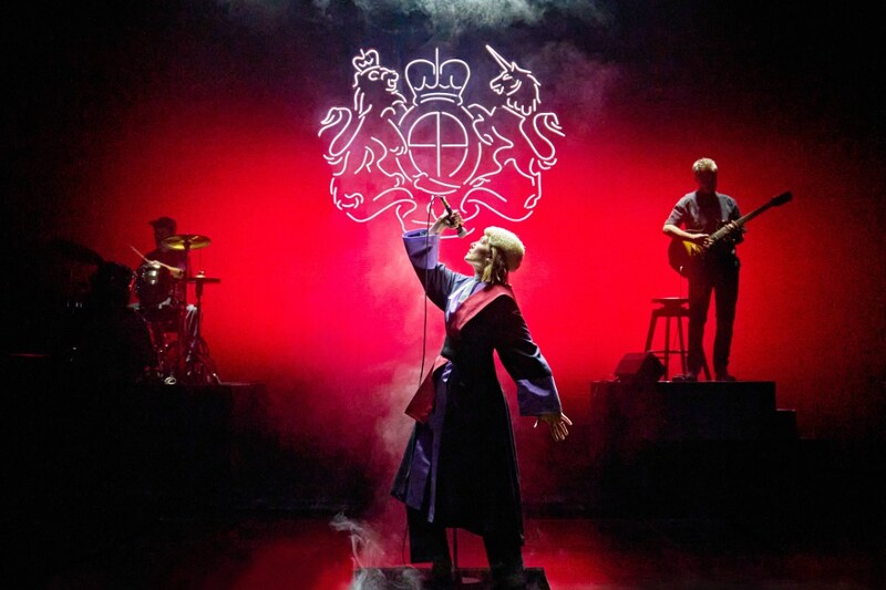 ロザムンド・パイクが子育てに奮闘する判事を熱演 NTLive『インター・エイリア』