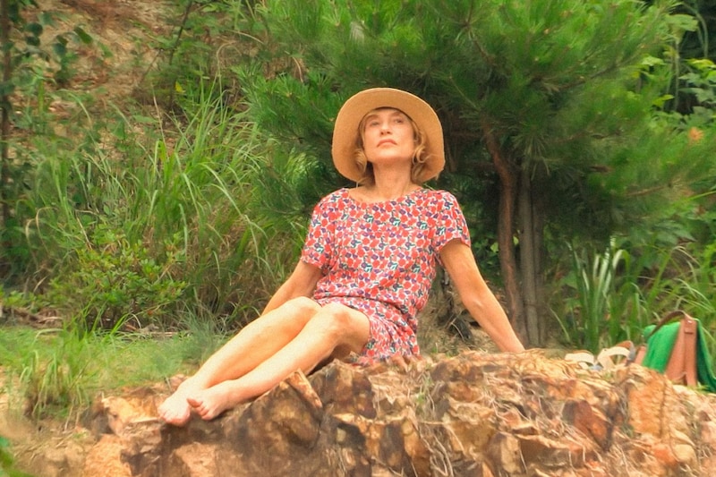 韓国の名匠ホン・サンス×フランスの名優イザベル・ユペール、3度目のコラボレーション　「月刊ホン・サンス」第1弾作品 映画『旅人の必需品』