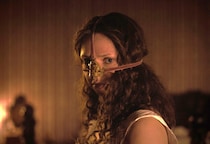 シンデレラの靴を履くために、どこまでできる？ 北欧発ゴシック・ボディホラー　映画『アグリーシスター 可愛いあの娘は醜いわたし』