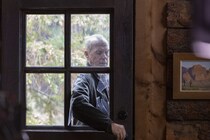 記憶を失う病に侵された老ヒットマンが人生最期の完全犯罪に挑むネオ・ノワール　映画『殺し屋のプロット』