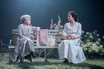 名優イメルダ・スタウントンと実の娘ベッシー・カーターが初共演　NTLive『ウォレン夫人の職業』