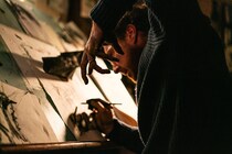 主演ベネディクト・カンバーバッチがプロデユーサーも買って出た意欲作　映画『フェザーズ　その家に巣食うもの』