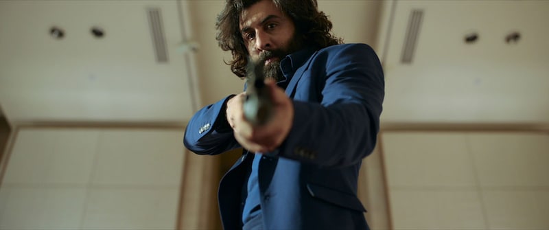 インド発 衝撃のバイオレンス・アクション 映画『ANIMAL』 父への愛に狂った男が巨大搭乗式ガトリング砲をぶっ放す