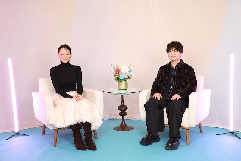 綾瀬はるか×Official髭男dism藤原聡 スペシャル対談が実現　映画『人はなぜラブレターを書くのか』