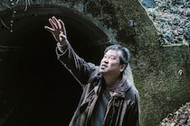 脚本・主演：佐藤二朗　映画『名無し』 怪物の謎に迫る特別映像公開 この“右手”を見逃すな!
