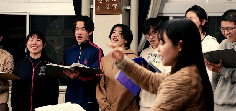 声と歌が、まっすぐ届く、ある全寮制高校の一年間　ドキュメンタリー映画『聴く隣人のいるところ』