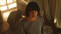 スマホを手にしている時だけ姿が見える“怪物”が少女たちを襲う!　映画『インビジブルハーフ』