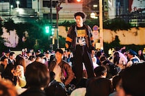 水上恒司、ユンホも驚愕!　福士蒼汰、オム・ギジュンが新宿アルタ前で本物の現金をばら撒く衝撃映像到着　映画『TOKYO BURST-犯罪都市-』