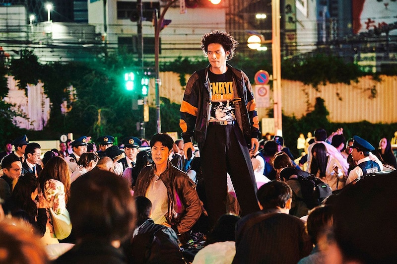 水上恒司、ユンホも驚愕!　福士蒼汰、オム・ギジュンが新宿アルタ前で本物の現金をばら撒く衝撃映像到着　映画『TOKYO BURST-犯罪都市-』