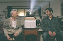 映画『メモリィズ』 柄本佑とイッセー尾形が並んでプロジェクター投影に見入る特別映像公開